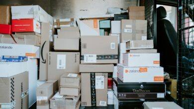 طرود مشتريات إلكترونية داخل مركبة توصيل – صورة توضيحية